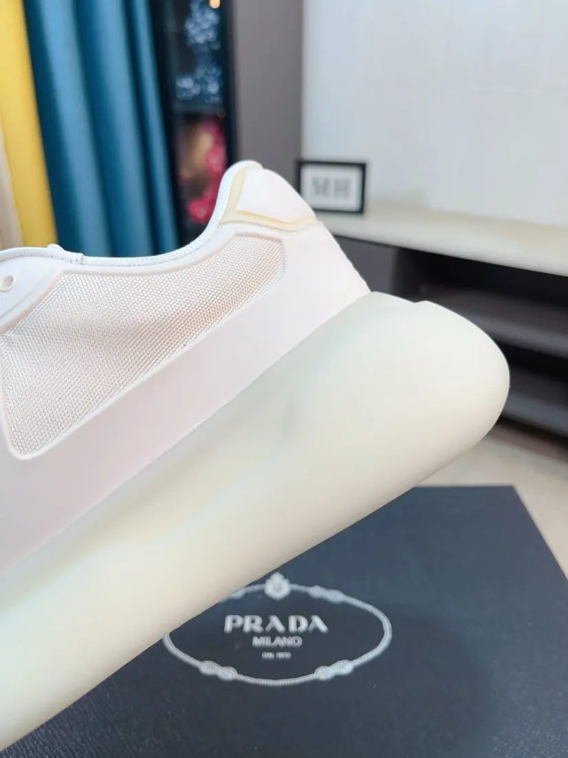 The ex-factory price is 680🌹🌹The high-quality new Prada (Prada) counters are launched simultaneously. The new men's shoes and 😘fabrics are selected from imported mesh and glue-spraying technology. Imported cowhide lining. 👍🏿High-end☄️Open-molded non-slip rubber outsole, exquisite lines, simple and elegant, comfortable and high-end for leisure travel. Code number: 38 to 44